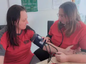 Sandra und Lisa beim Vitalzeichen messen